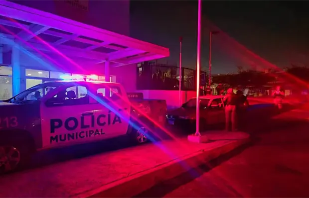 Mujer entra en labor de parto y polic&iacute;as le abren paso al hospital