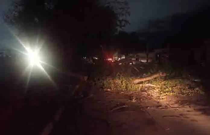 Tormenta dejó inundaciones, vehículos varados y cierres