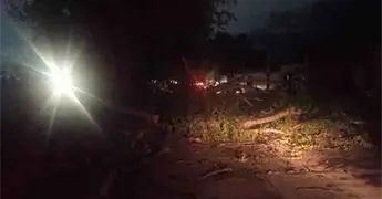 Tormenta dej&oacute; inundaciones, veh&iacute;culos varados y cierres