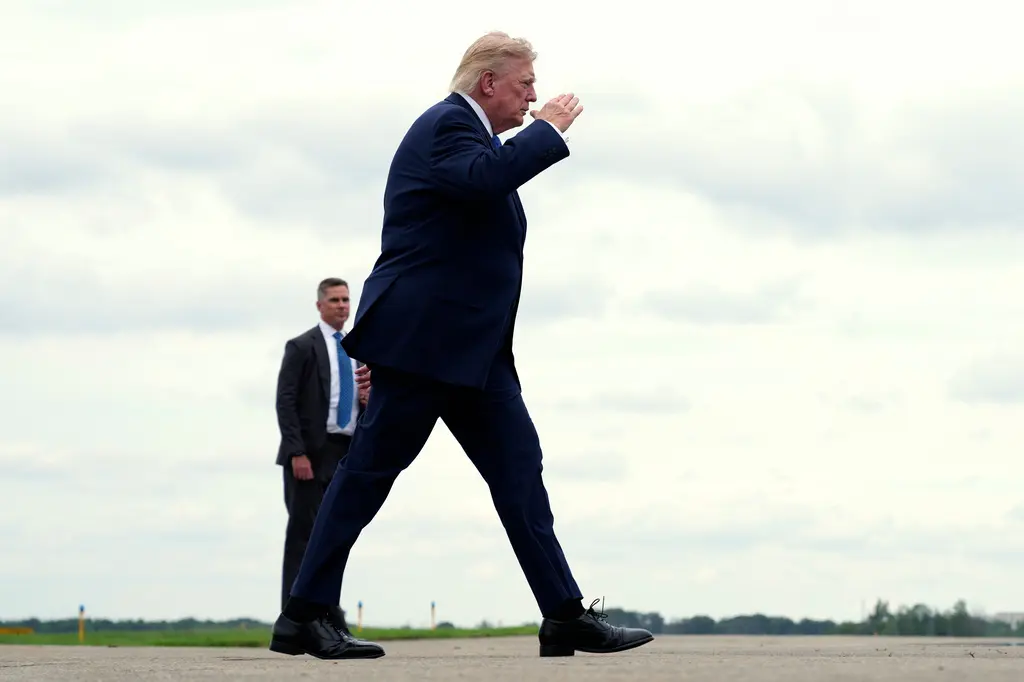 Trump viaja al Oeste para hablar de economía, su debilidad