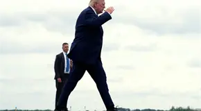 Trump viaja al Oeste para hablar de econom&iacute;a, su debilidad