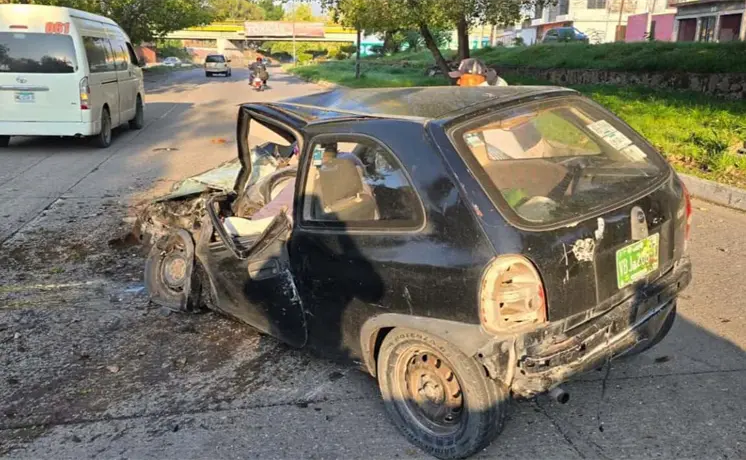 Vuelcan compacto en R&iacute;o Santiago; mujer queda atrapada