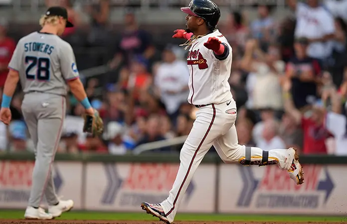 Albies y Riley pegan HR en gane de Bravos