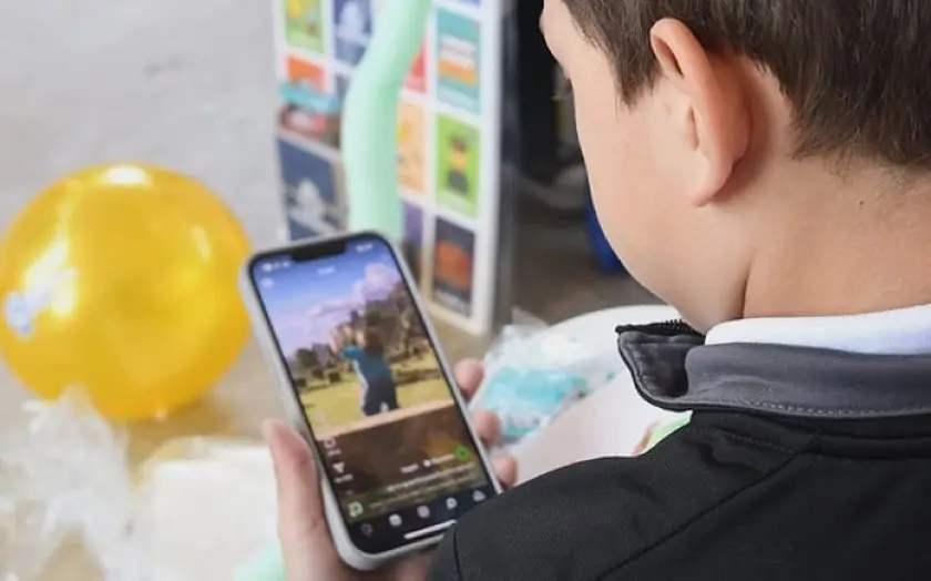 Alista SEP acuerdo para regular uso de celulares en escuelas