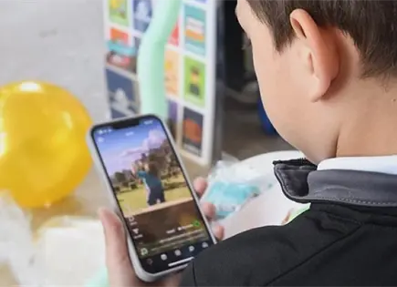 Alista SEP acuerdo para regular uso de celulares en escuelas