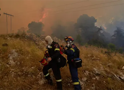 Bomberos en Grecia refuerzan l&iacute;neas de contenci&oacute;n de incendios antes de que vuelvan los vientos