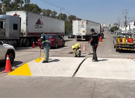 Pintan y señalizan los polémicos "lomos de toro" de Chapultepec Pintan y señalizan los polémicos "lomos de toro" de Chapultepec
