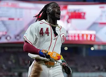 Rojos superan a los Atléticos Rojos superan a los Atléticos