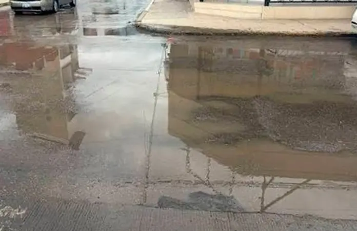 Se agrava fuga de agua negra en Manuel José Othón
