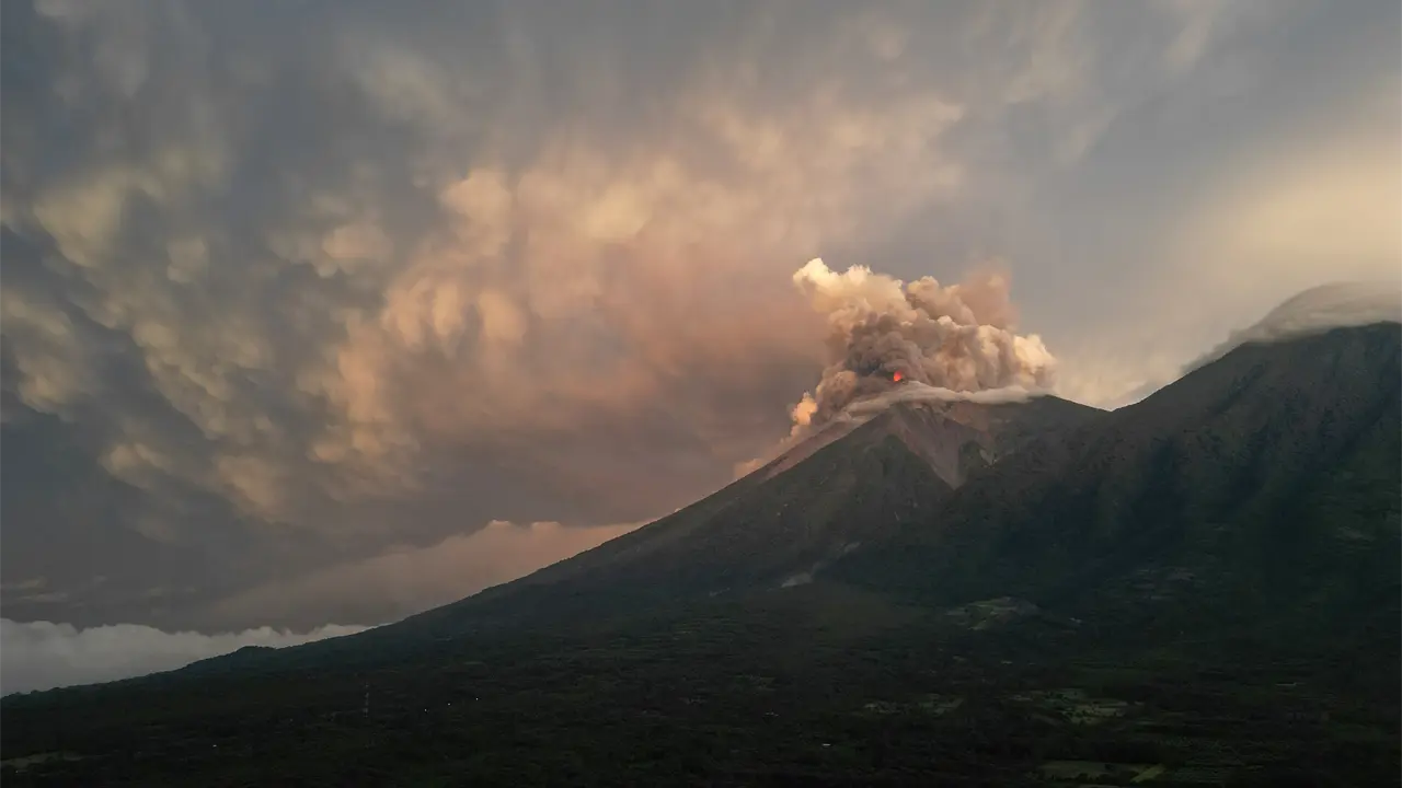 Actividad del volcán de Fuego en Guatemala desciende progresivamente