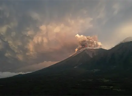 Actividad del volc&aacute;n de Fuego en Guatemala desciende progresivamente