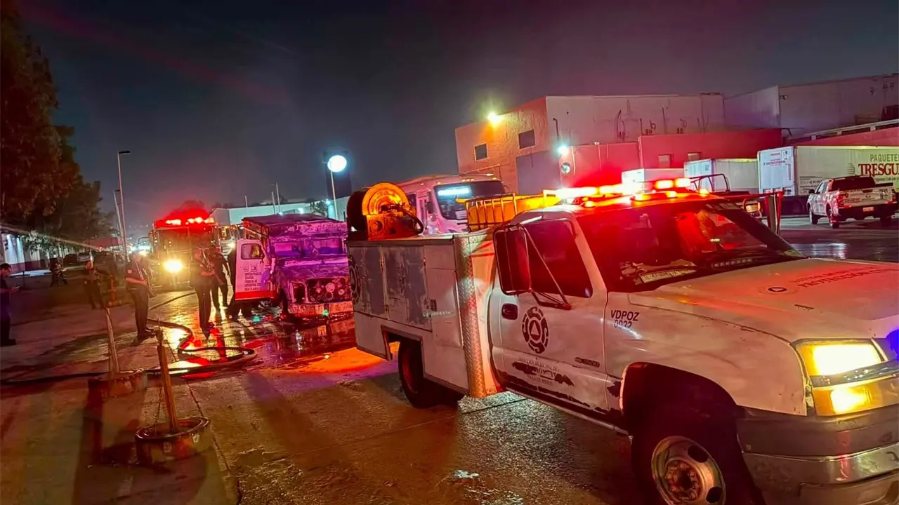 Camioneta de valores se incendia sobre la carretera 57