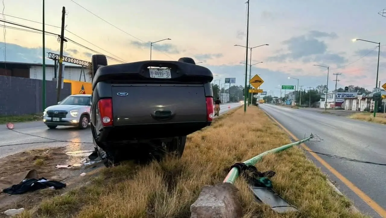 Camioneta vuelca y derriba poste en carretera a Rioverde