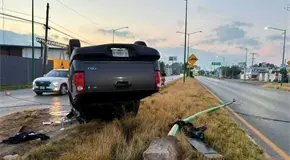 Vuelca y derriba poste en la carretera a Rioverde