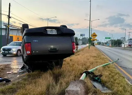 Camioneta vuelca y derriba poste en carretera a Rioverde Camioneta vuelca y derriba poste en carretera a Rioverde