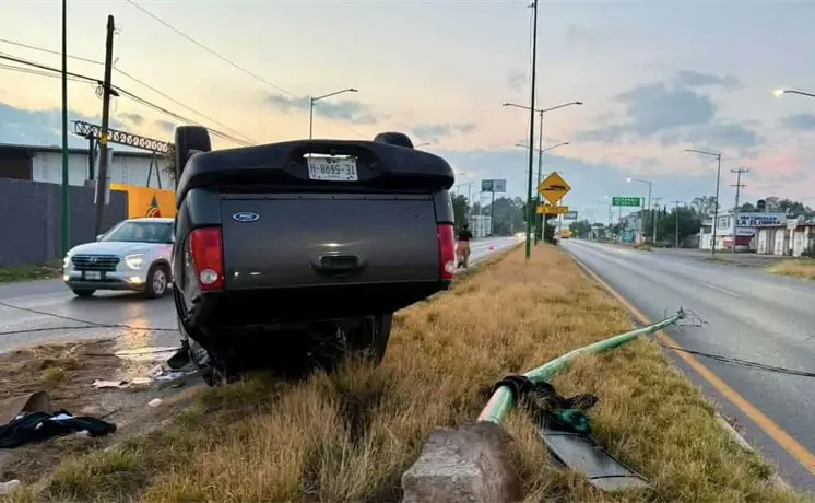 Camioneta vuelca y derriba poste en carretera a Rioverde Camioneta vuelca y derriba poste en carretera a Rioverde