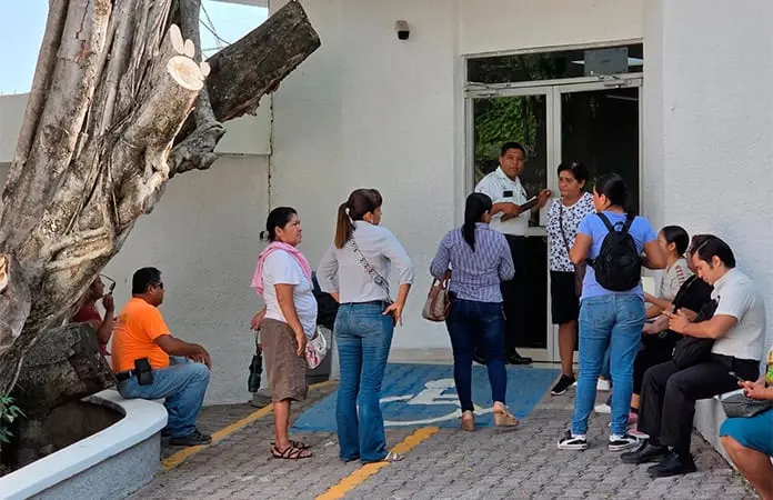 Colonos protestan en oficinas de CFE