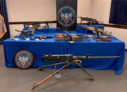 Departamento de Justicia acusa a 28 por tráfico de armas en Arizona Departamento de Justicia acusa a 28 por tráfico de armas en Arizona