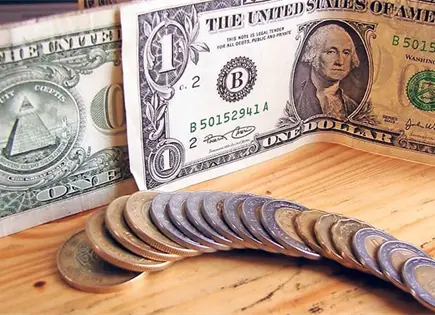 D&oacute;lar cede ante las otras divisas