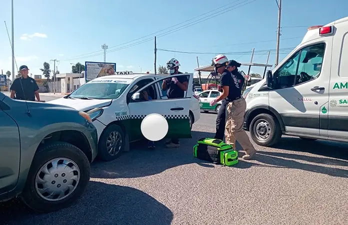 Chocan taxi y camioneta, hay tres lesionados