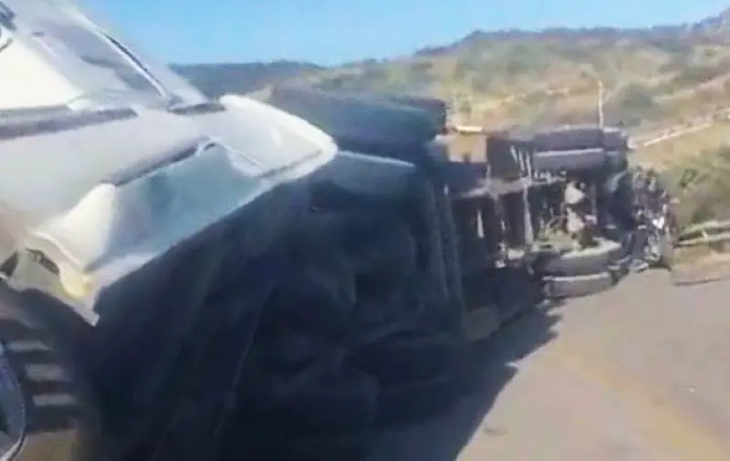 Cierran tres horas la carretera 80 tras volcadura de tráiler