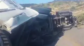 Cierran tres horas la carretera 80 tras volcadura de tr&aacute;iler