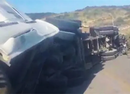 Cierran tres horas la carretera 80 tras volcadura de tráiler Cierran tres horas la carretera 80 tras volcadura de tráiler
