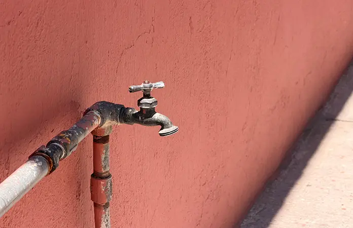Colonos se las ingenian para captar agua de lluvia