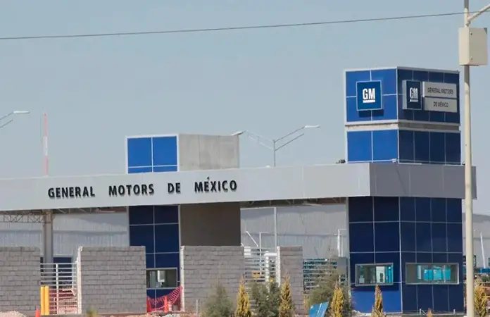 Estudiantes de la UP visitan General Motors