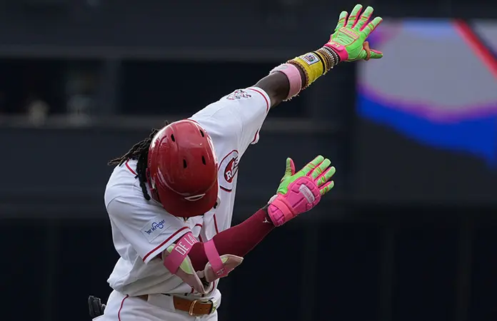Rojos vencen a los A´s y completan la barrida