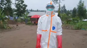 Hombre lucha, sin paga, para frenar &eacute;bola en Congo