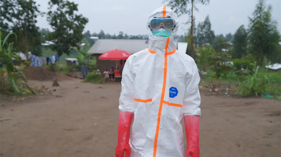 Hombre lucha, sin paga, para frenar &eacute;bola en Congo