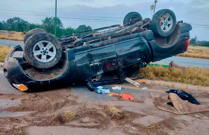 Vuelca una camioneta y derriba poste de alumbrado