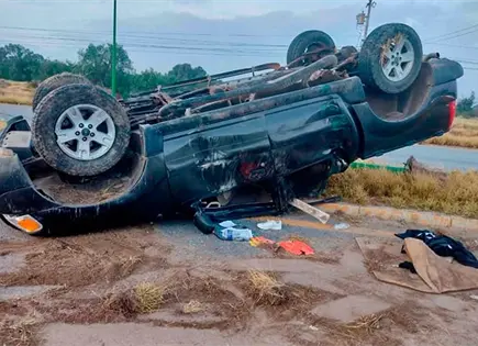 Vuelca una camioneta y derriba poste de alumbrado Vuelca una camioneta y derriba poste de alumbrado