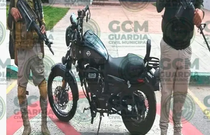 Abandonan motocicleta con reporte de robo