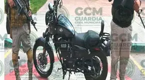 Abandonan motocicleta con reporte de robo