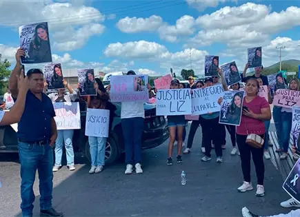 Bloquean r&uacute;a a Cerritos; exigen justicia para Liz
