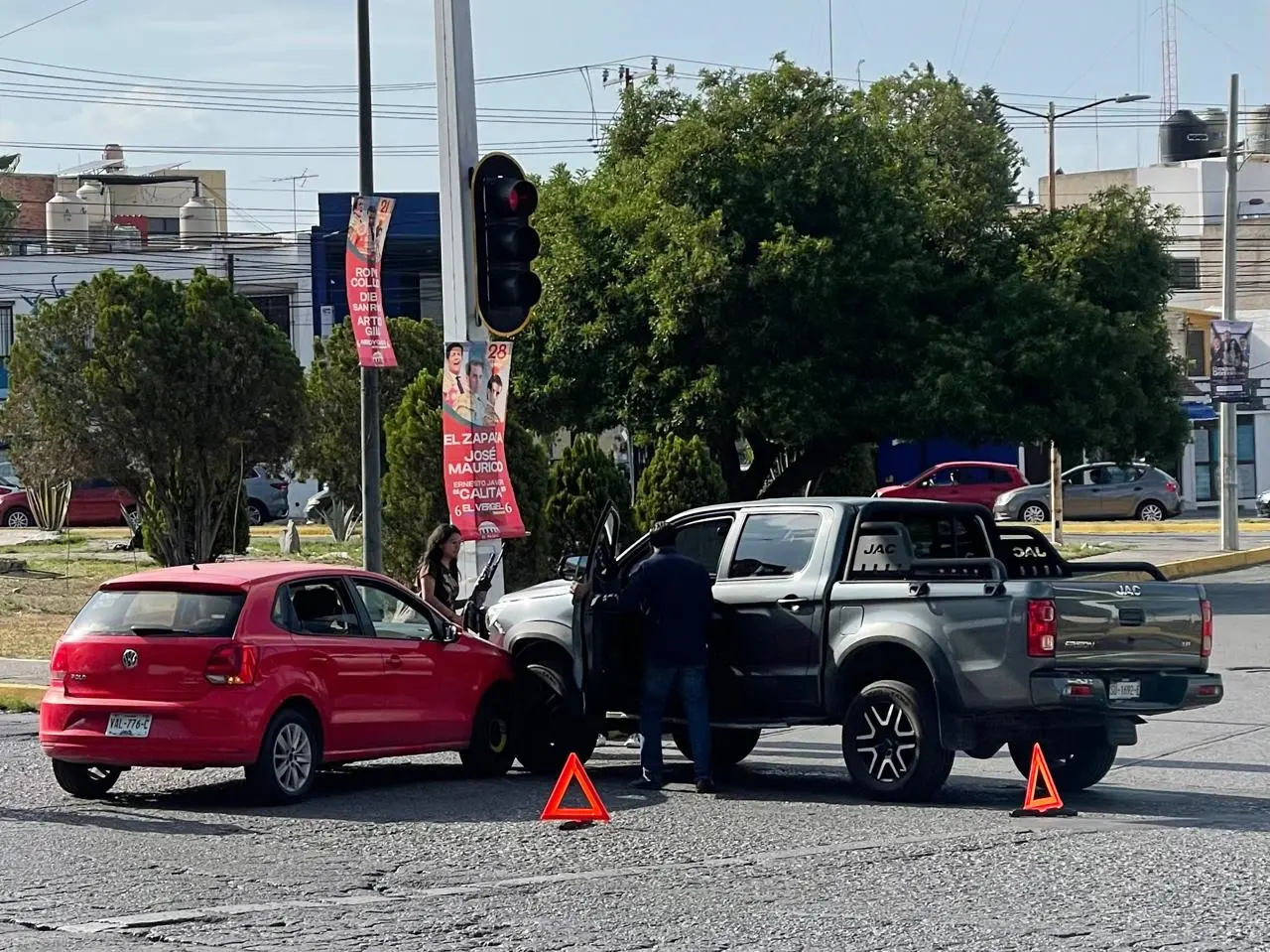 Choque entre dos vehículos deja solo daños materiales