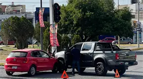 Choque entre dos veh&iacute;culos deja solo da&ntilde;os materiales