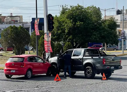 Choque entre dos vehículos deja solo daños materiales Choque entre dos vehículos deja solo daños materiales