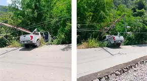 Camioneta se estrella contra poste de alta tensión