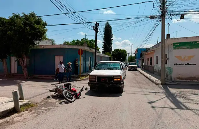 Choca motociclista contra una camioneta