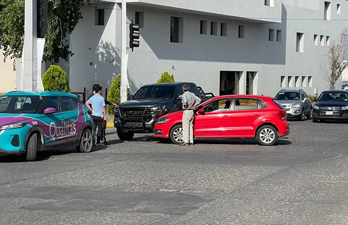 Choque en Salvador Nava resulta en daños materiales