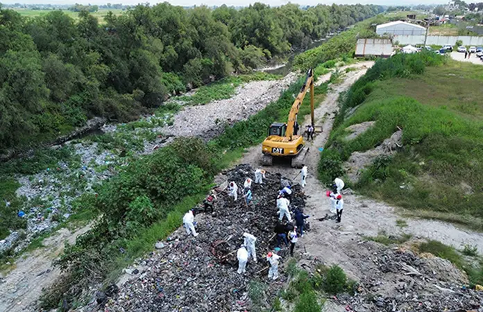 Colectivos buscan hasta en la basura