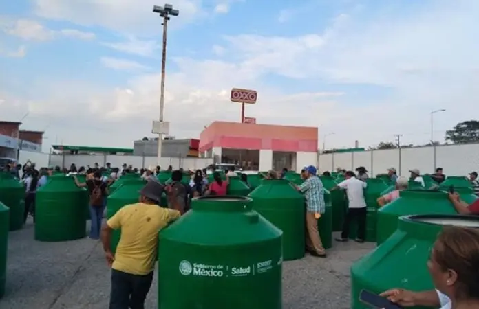 Dan tinacos de agua a gente de zona tének