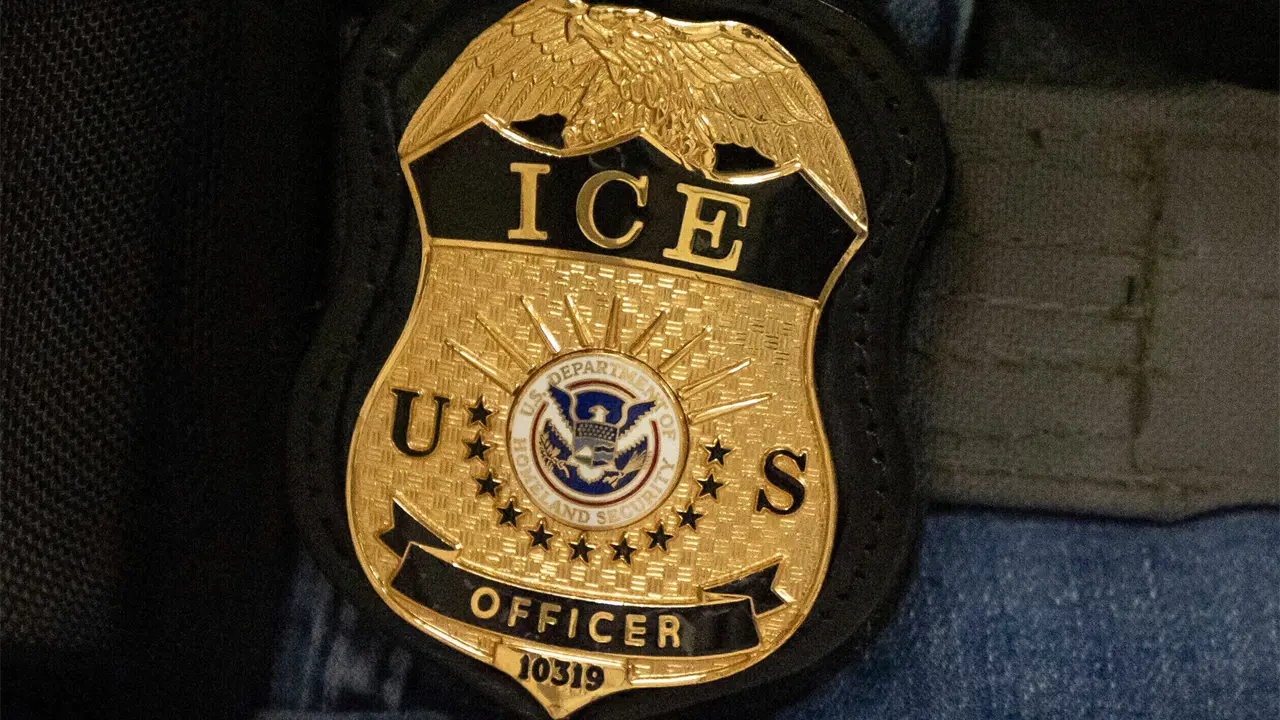 ICE implementa cámaras corporales para control migratorio