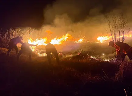Incendio en parque nacional Bromo moviliza a bomberos en Indonesia Incendio en parque nacional Bromo moviliza a bomberos en Indonesia