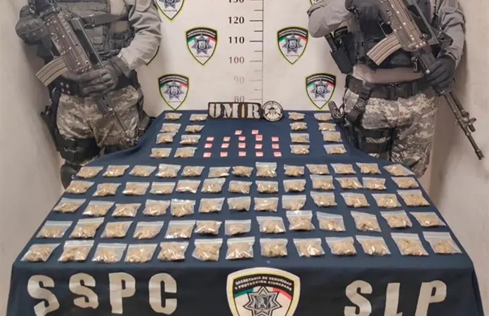 Maleante tira bolsa con enervantes al huir de la policía