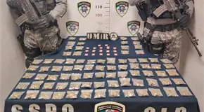 Maleante tira bolsa con enervantes al huir de la policía