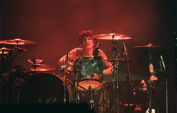 M&ouml;tley Cr&uuml;e ante miles de nuevos y viejos rockeros